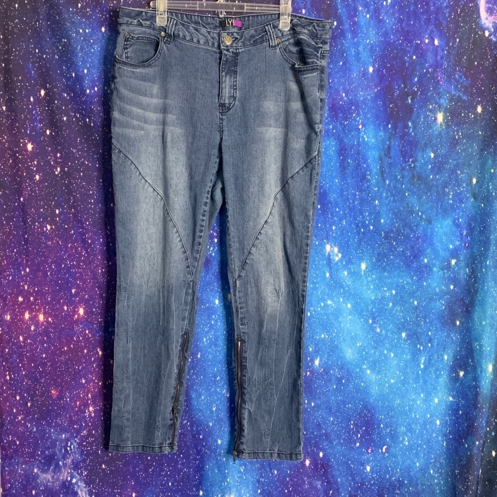 LYS- Light Wash Jeans w/ Zipper Accents size 18w